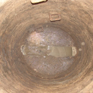 Studnia kanalizacyjna przed remontem – widoczna korozja betonu